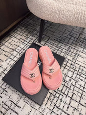 THICK-SOLED THONG SLIPPERS IN BRIGHT PINK CALFSKIN