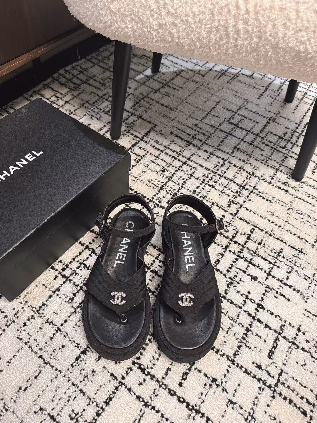 THICK-SOLED THONG SANDAL IN BLACK DENIM