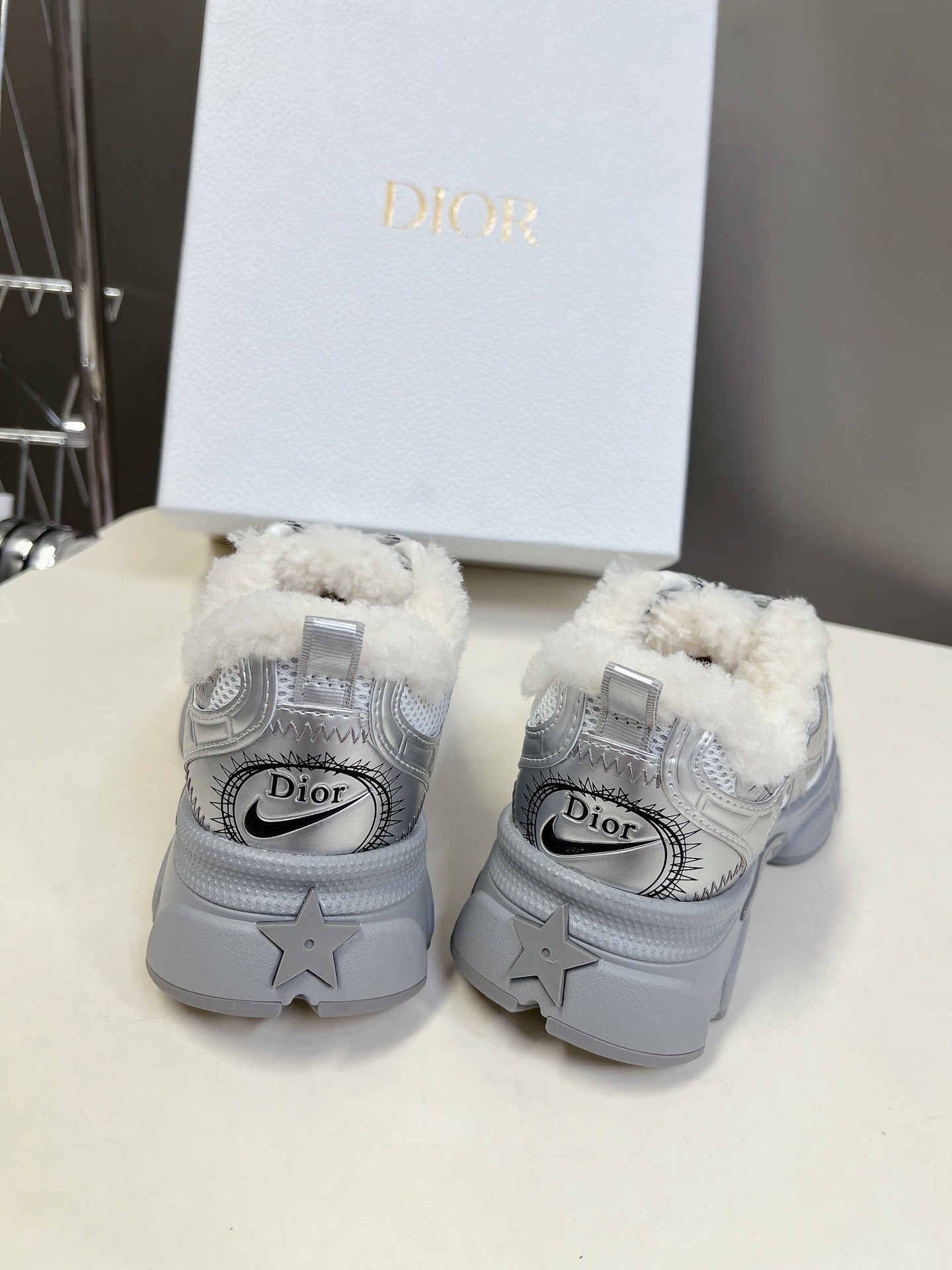 DIOR CHRONO SNEAKER 25S IN SILVER LAMBSKIN AND MESH FABRIC STYLE 1
