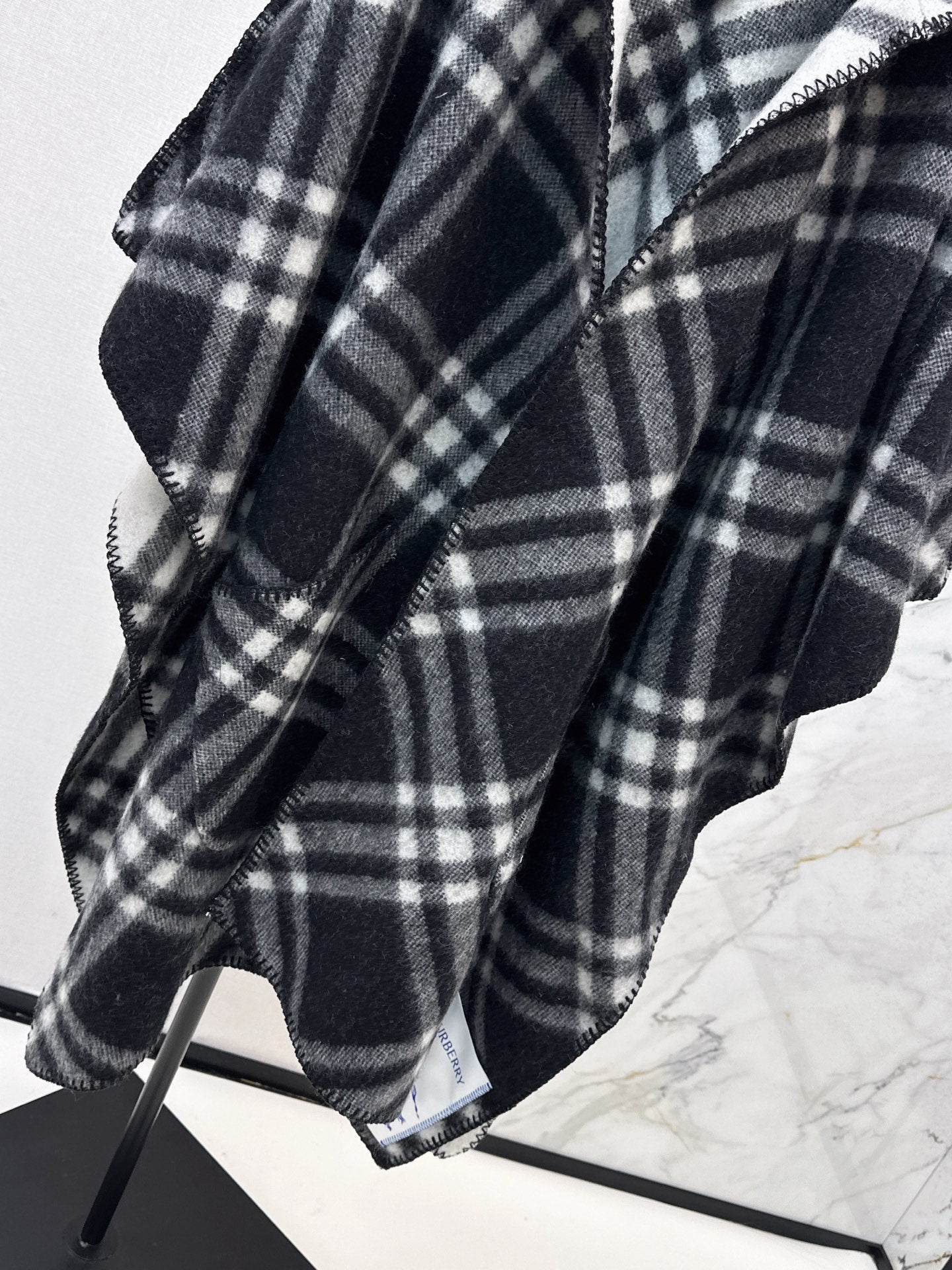 BURBERRY 25S REVERSIBLE CASHMERE CAPE 0046