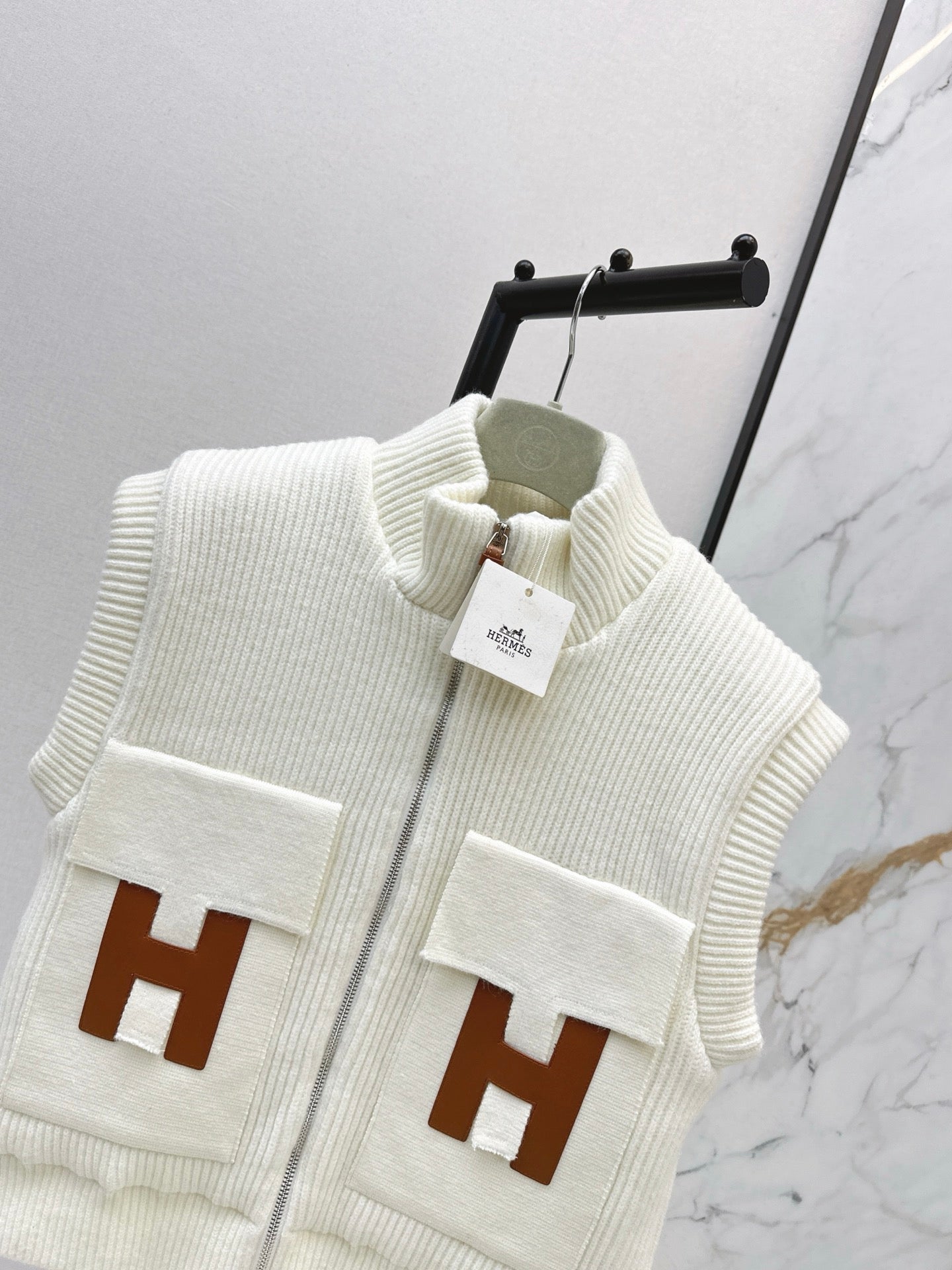 HERMES 25S SLEEVELESS KNIT VEST 235