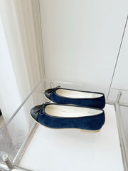 BALLET FLAT IN BLACK CALFSKIN AND NAVY BLUE SUEDE