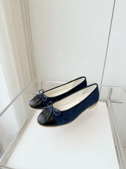 BALLET FLAT IN BLACK CALFSKIN AND NAVY BLUE SUEDE