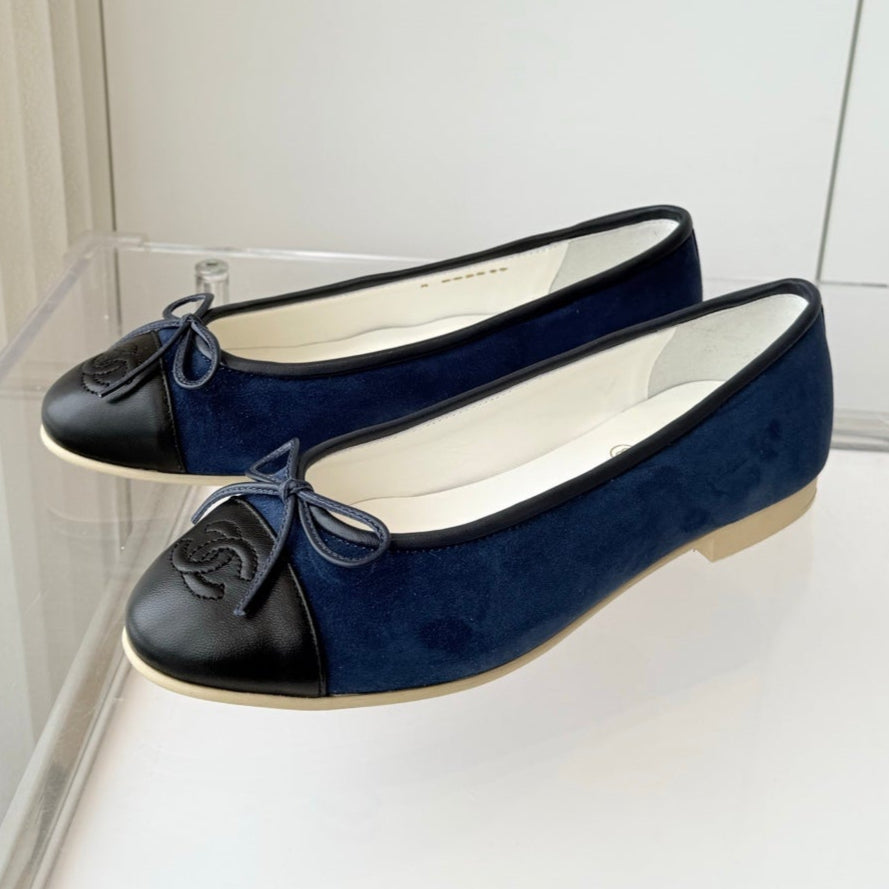 BALLET FLAT IN BLACK CALFSKIN AND NAVY BLUE SUEDE