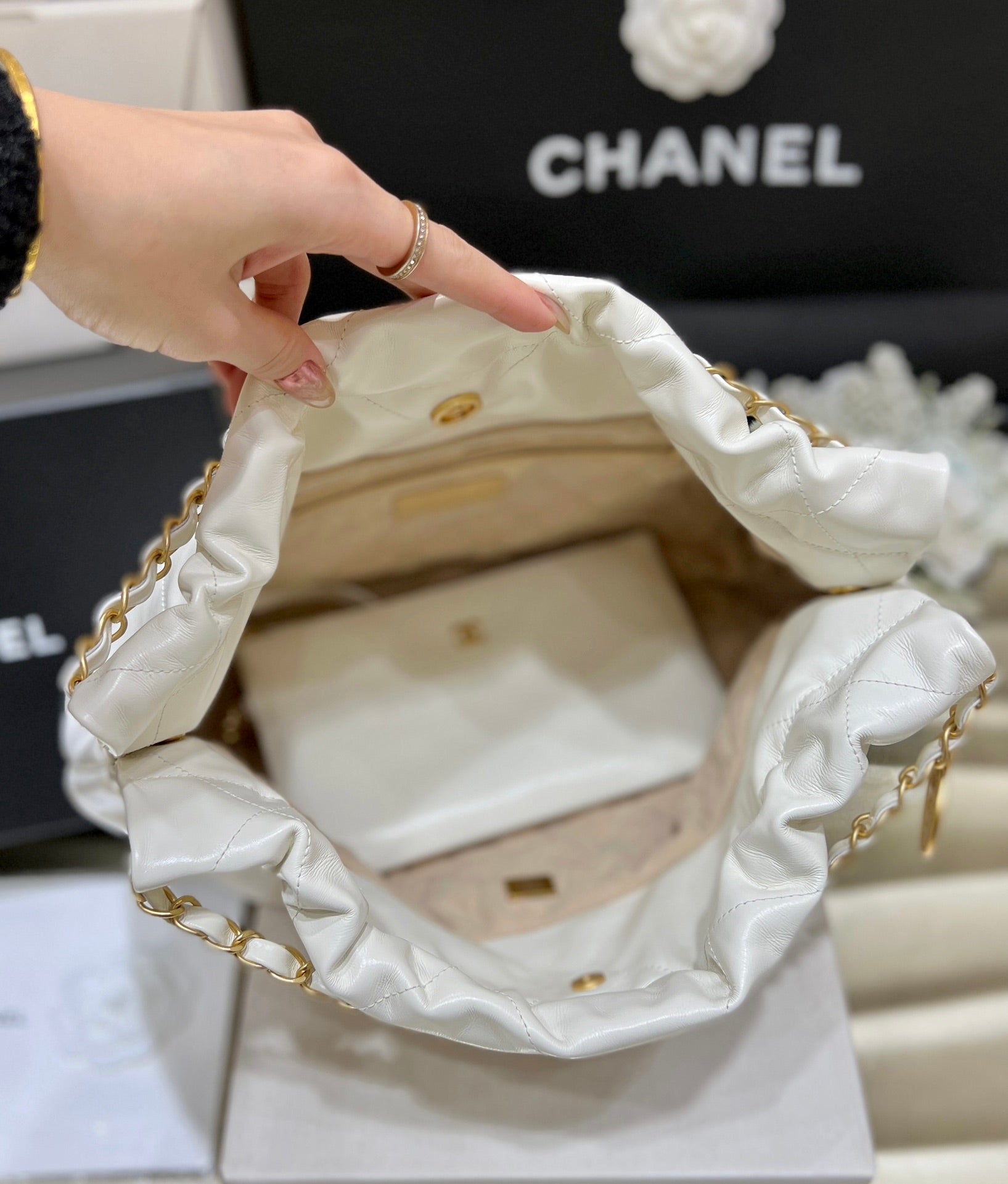 CC 19 HOBO BAG 43CM WHITE GOATSKIN GOLD HARDWARE