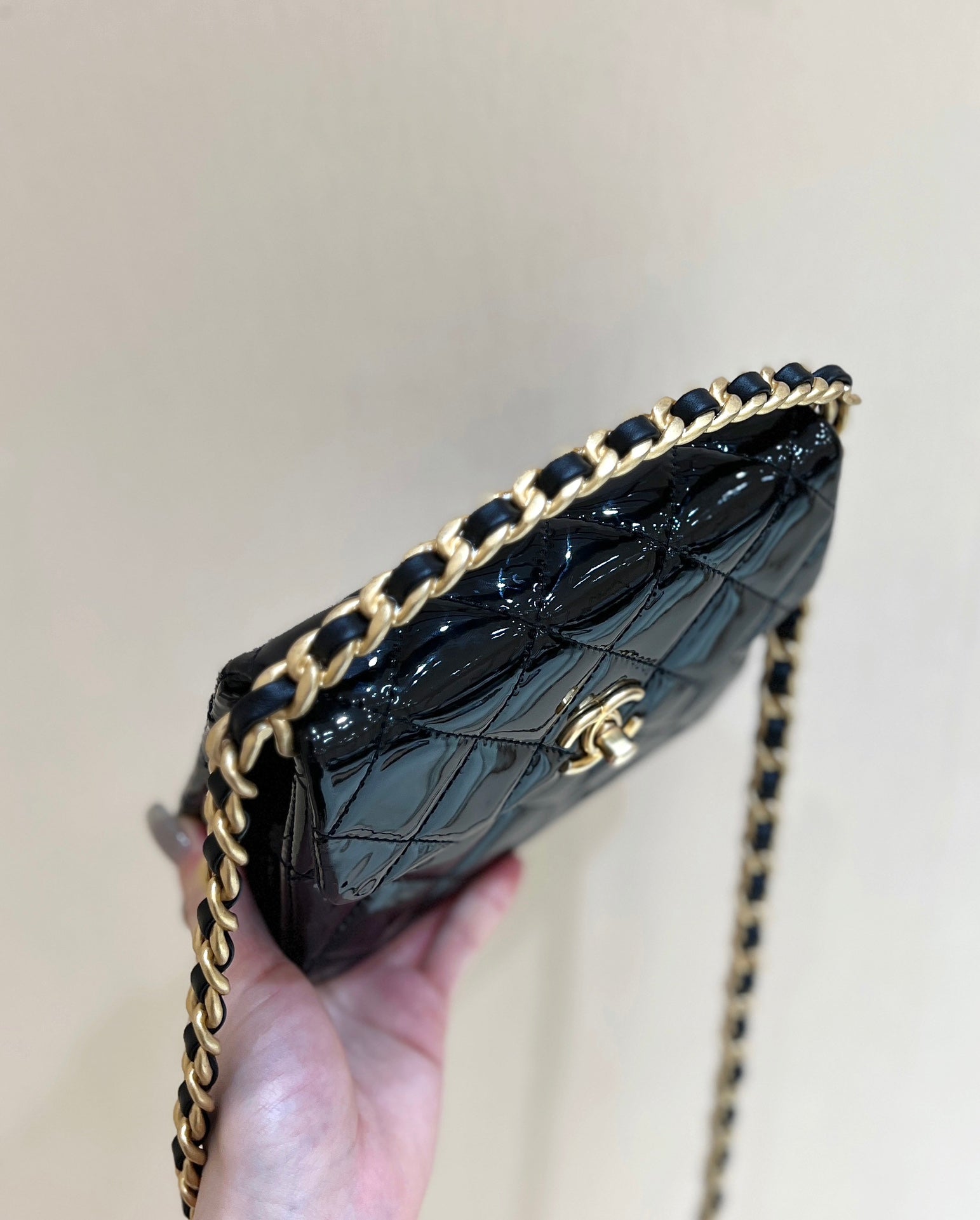 25S CHANEL TOTE CROSSBODY BAG 19 IN BLACK GLOSSY LEATHER WITH METAL HANDLE