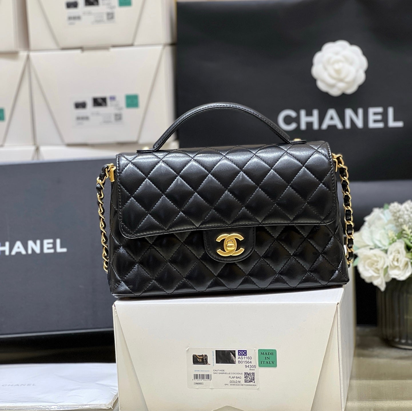QUILTED FLAP BAG WITH HANDLE 26 IN BLACK LAMBSKIN GOLD PLATED METAL
