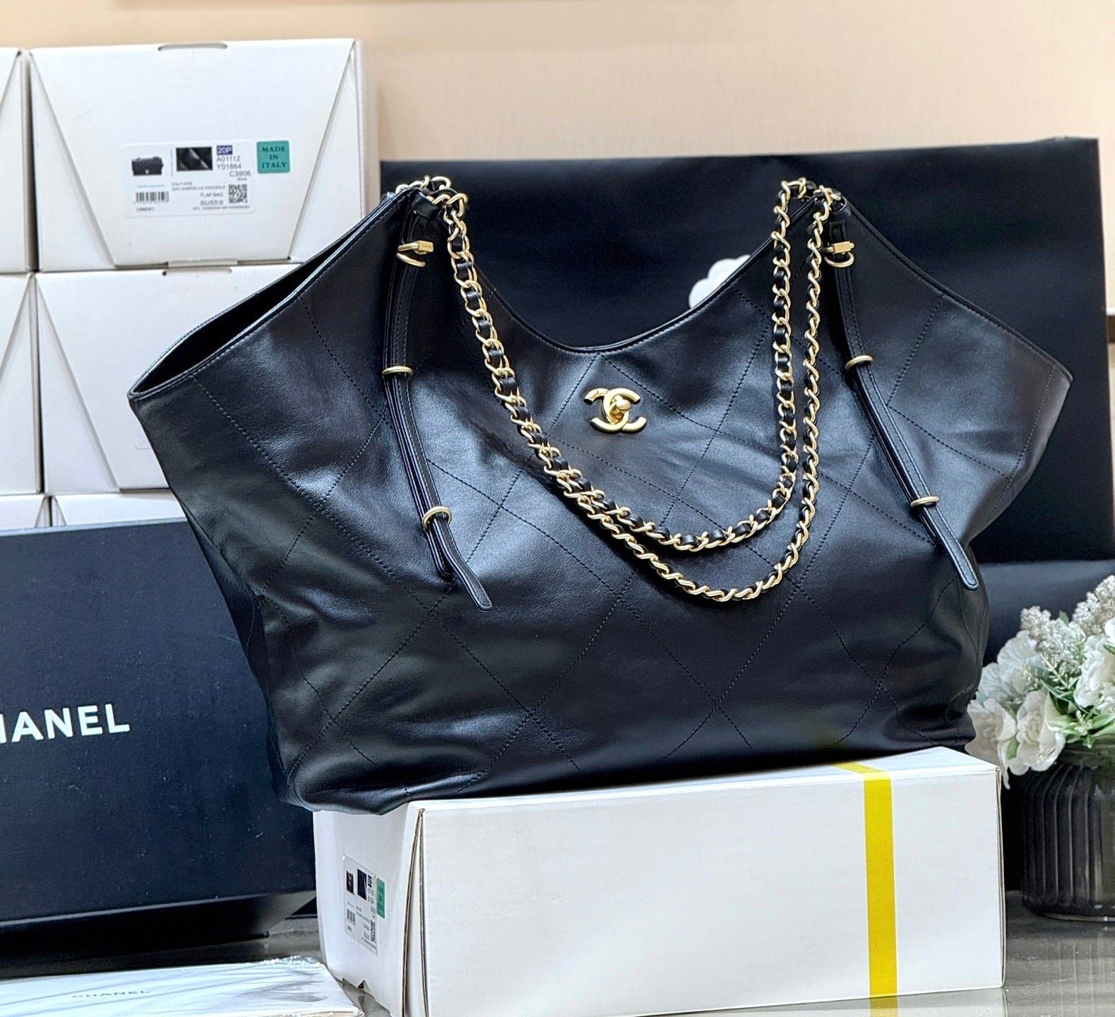LARGE MAXI SHOPPING BAG 59 IN BLACK CALFSKIN GOLD-TONE METAL