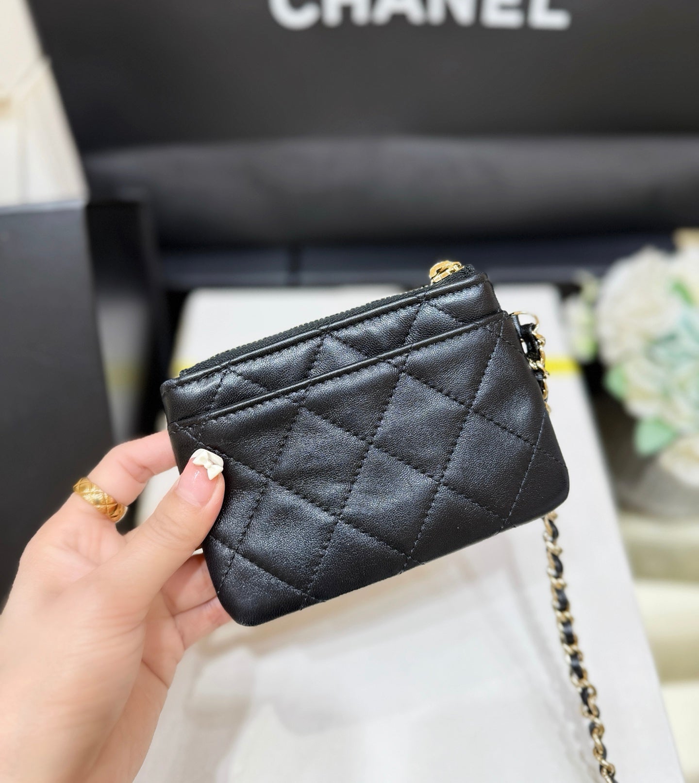 MESH POUCH 22 IN BLACK EFFECT LAMBSKIN WITH GOLD METALLIC