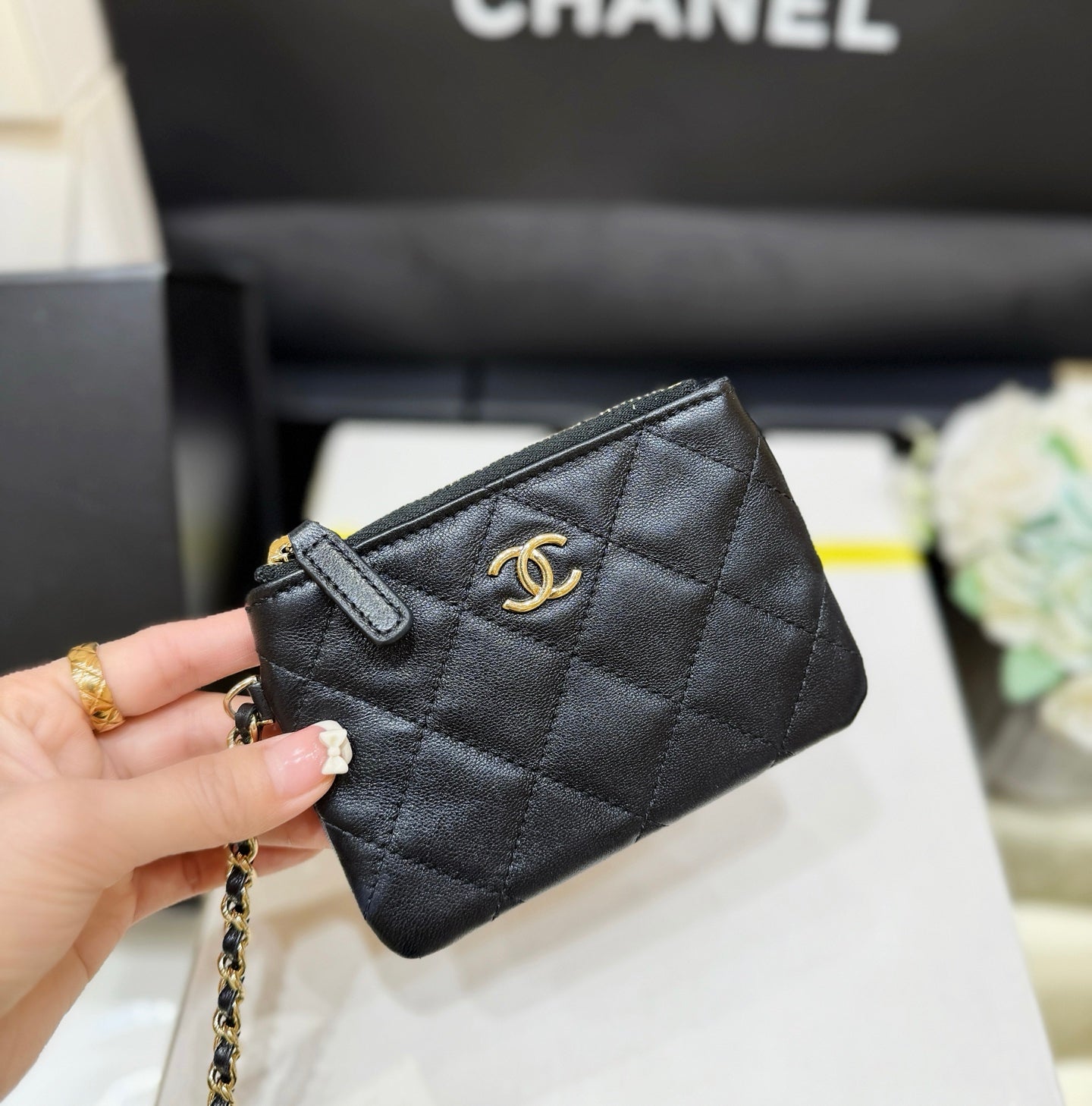 MESH POUCH 22 IN BLACK EFFECT LAMBSKIN WITH GOLD METALLIC