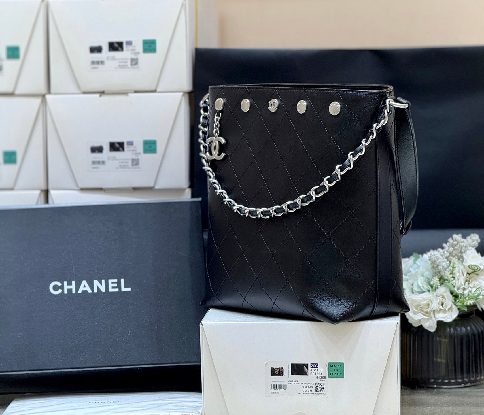 CHANEL 25S LARGE BUCKET BAG 31 IN BLACK SHINY LAMBSKIN SILVER HARDWARE