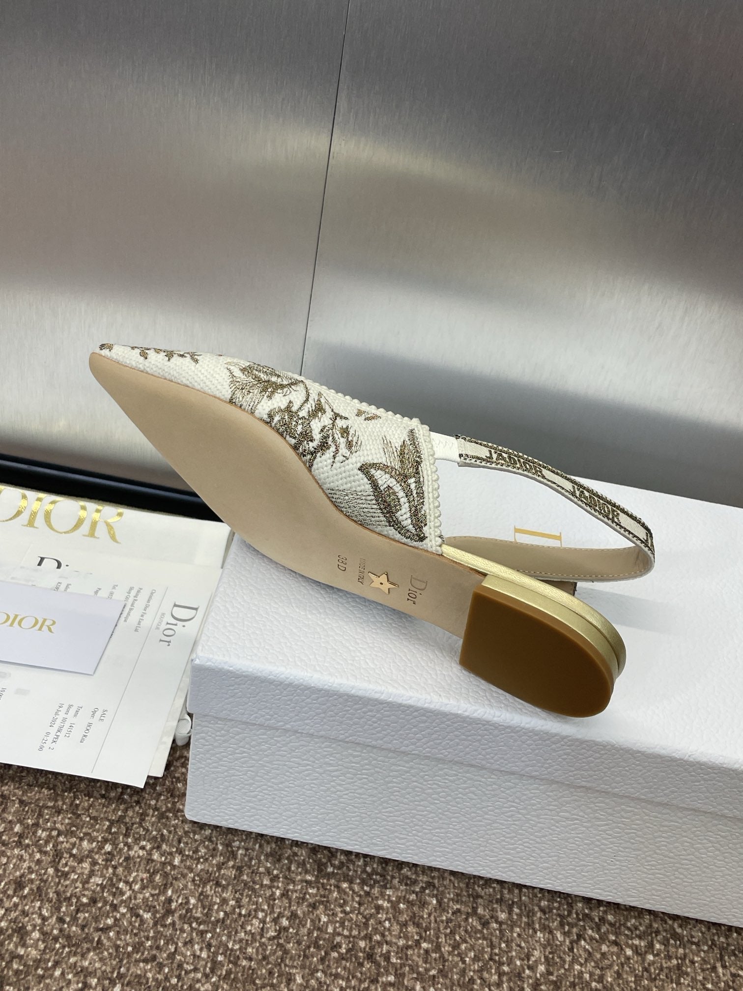 J'ADIOR SLINGBACK PUMP WHITE AND GOLD-TONE MILLEFIORI JACQUARD