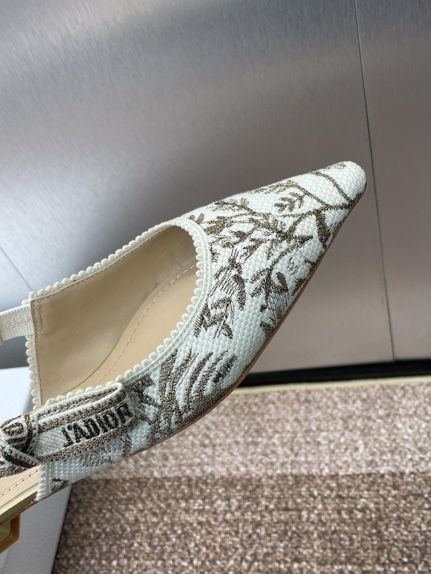 J'ADIOR SLINGBACK PUMP WHITE AND GOLD-TONE MILLEFIORI JACQUARD