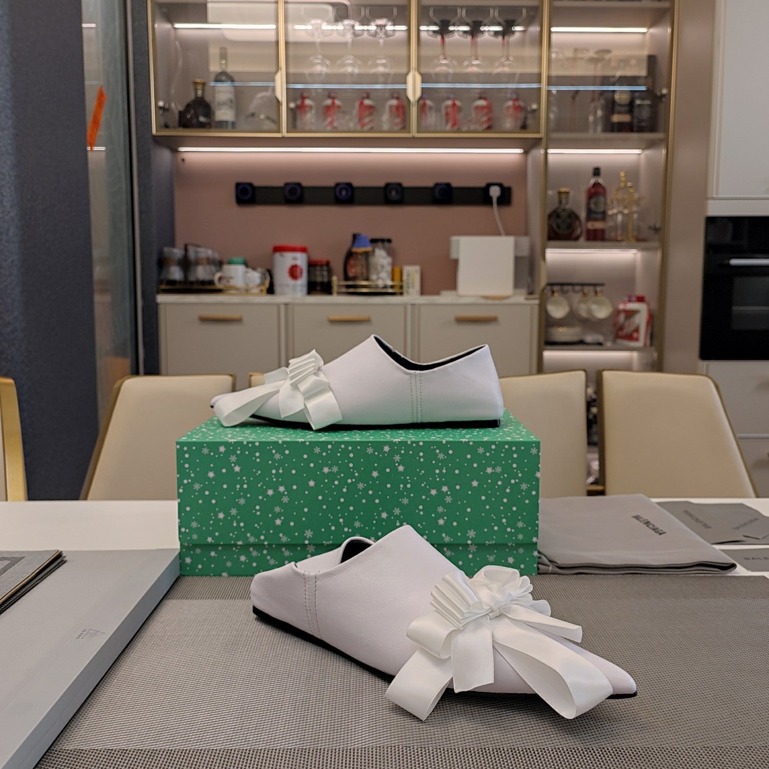 POINTED-TOE FLATS WITH BOW IN WHITE SOFT LAMBSKIN