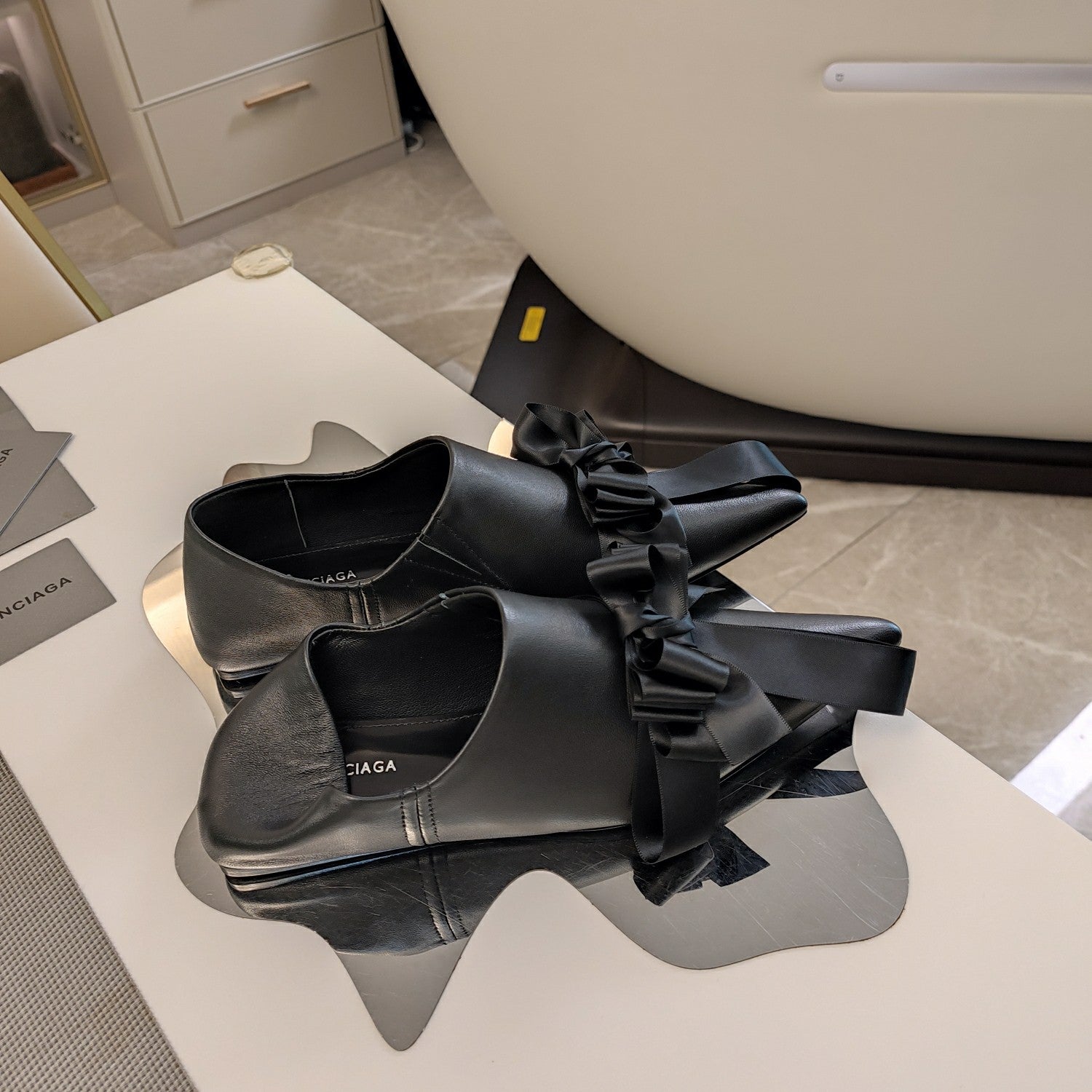 POINTED-TOE FLATS WITH BOW IN BLACK SOFT LAMBSKIN