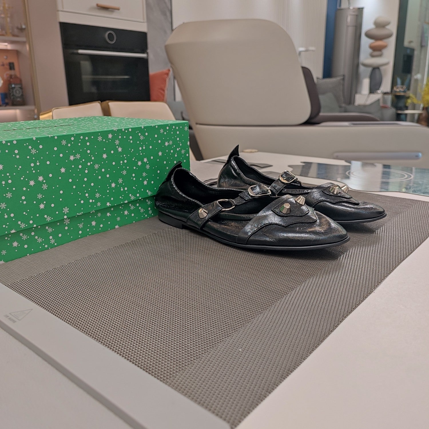 STUDDED MARY JANE FLATS IN BLACK SHINY LAMBSKIN