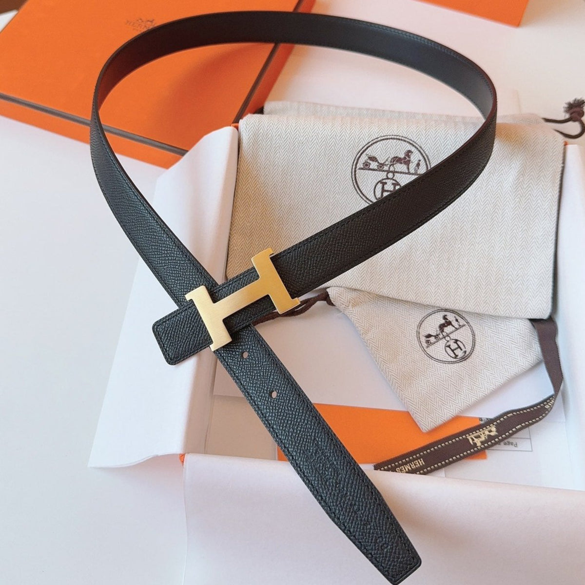 MINI H BELT BUCKLE & REVERSIBLE BLACK LEATHER STRAP 24 MM GOLD HARDWARE