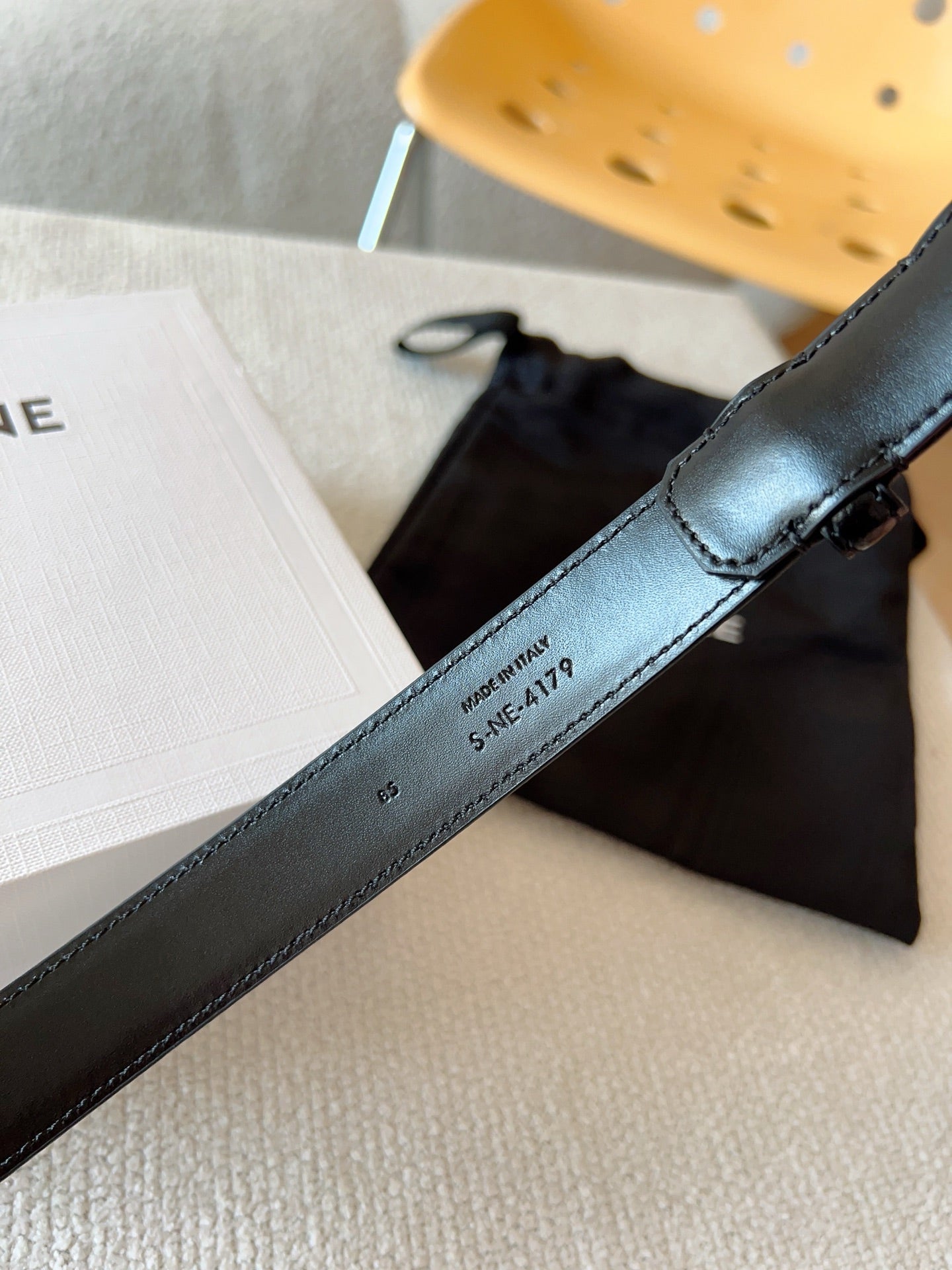 BELT 25MM TRIOMPHE LOGO CUT-OUT IN SMOOTH BLACK CALFSKIN WITH GOLD BUCKLE