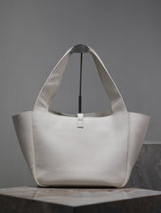 LE 5 À 7 BEA TOTE BAG 50 IN WHITE LAMBSKIN GOLD LOGO