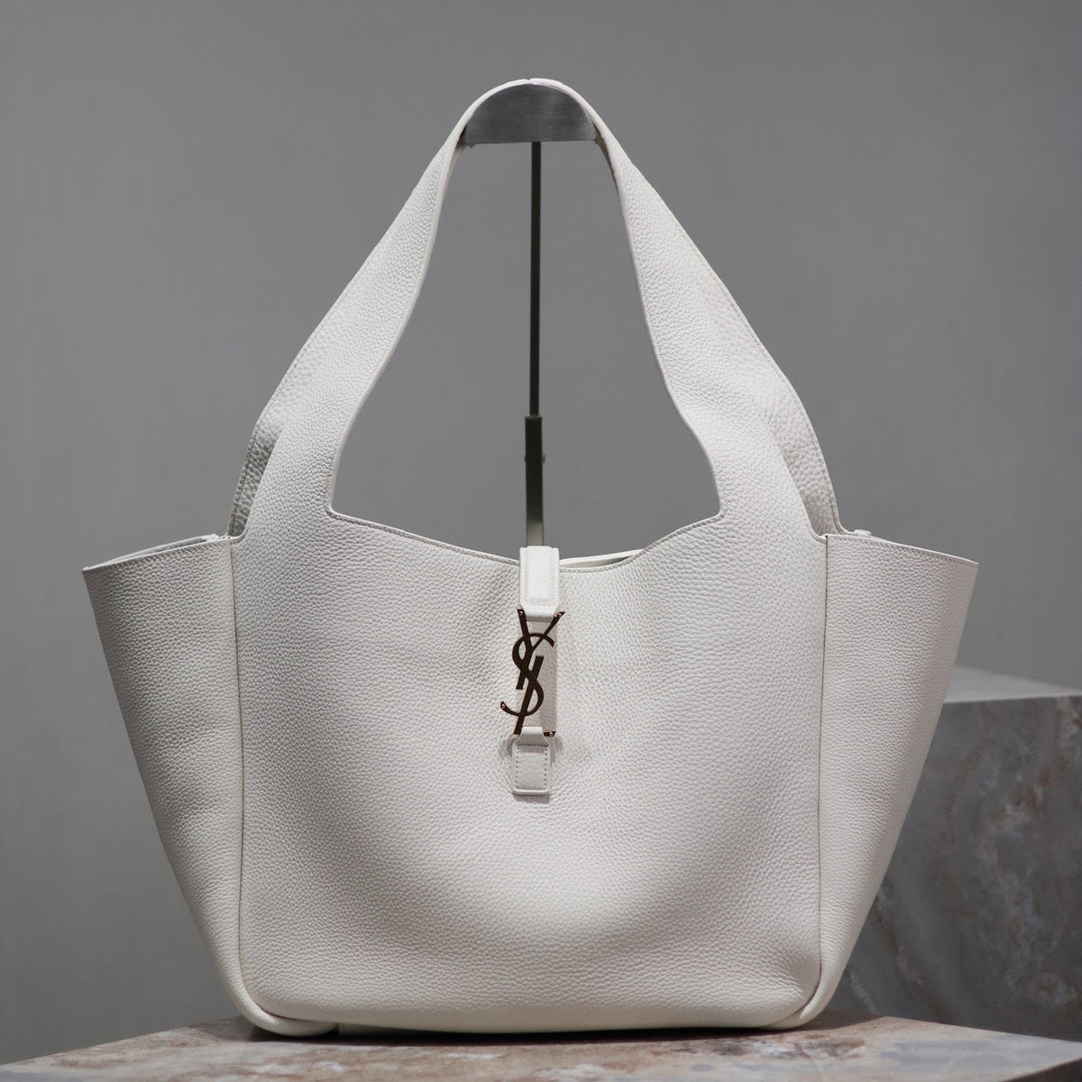 LE 5 À 7 BEA TOTE BAG 50 IN WHITE LAMBSKIN GOLD LOGO