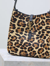 LE 5 À 7 SMALL SUPPLE 23 IN LEOPARD PRINT CALFSKIN