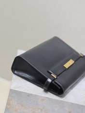 MANHATTAN MEDIUM 29 IN BLACK SMOOTH CALFSKIN GOLD BUCKLE