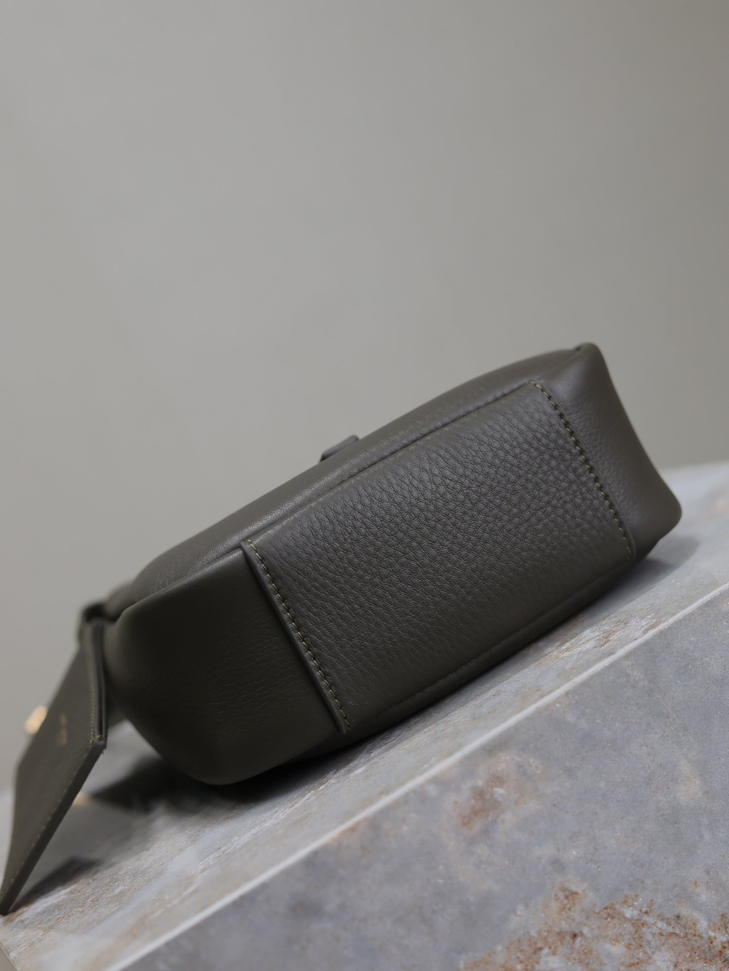 YSL 25S LE 5 À 7 BAG 16 IN LIGHT MUSK GRAINED CALFSKIN GOLD HARDWRE