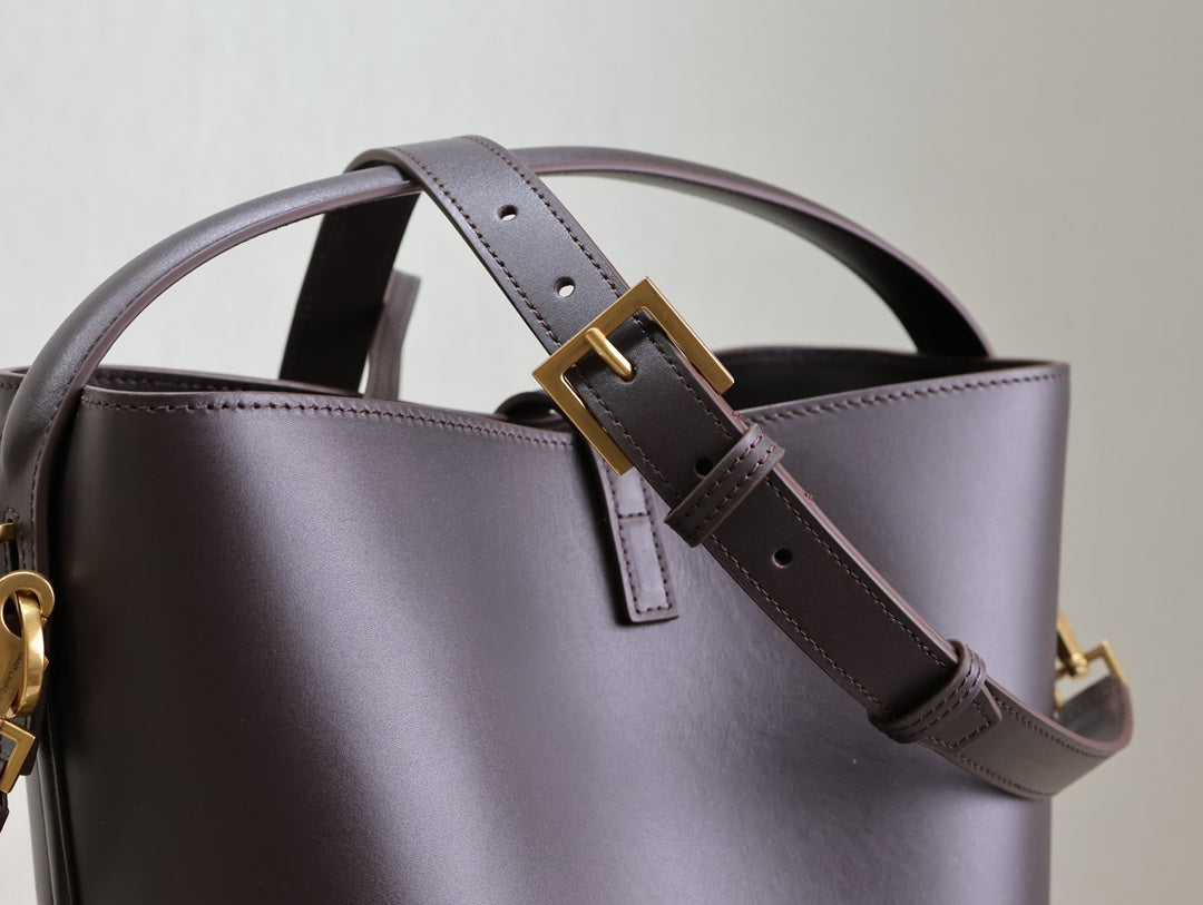 LE 37 MEDIUM BUCKET BAG 26 IN BRUNETTE BROWN CALFSKIN GOLD HARDWARE