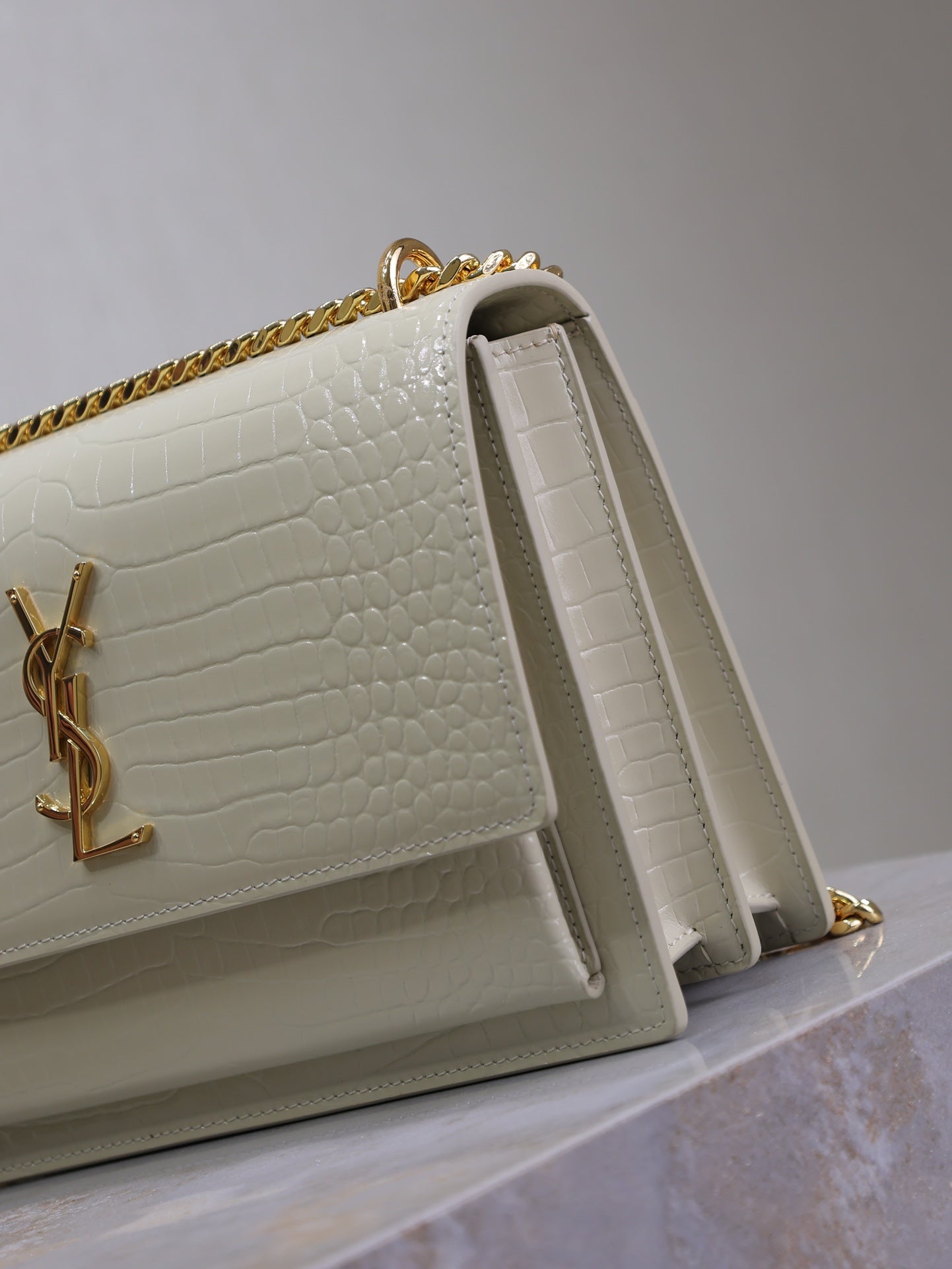 YSL 25S SUNSET MEDIUM 22 IN IVORY CROCODILE-EMBOSSED SHINY CALFSKIN GOLD HARDWARE