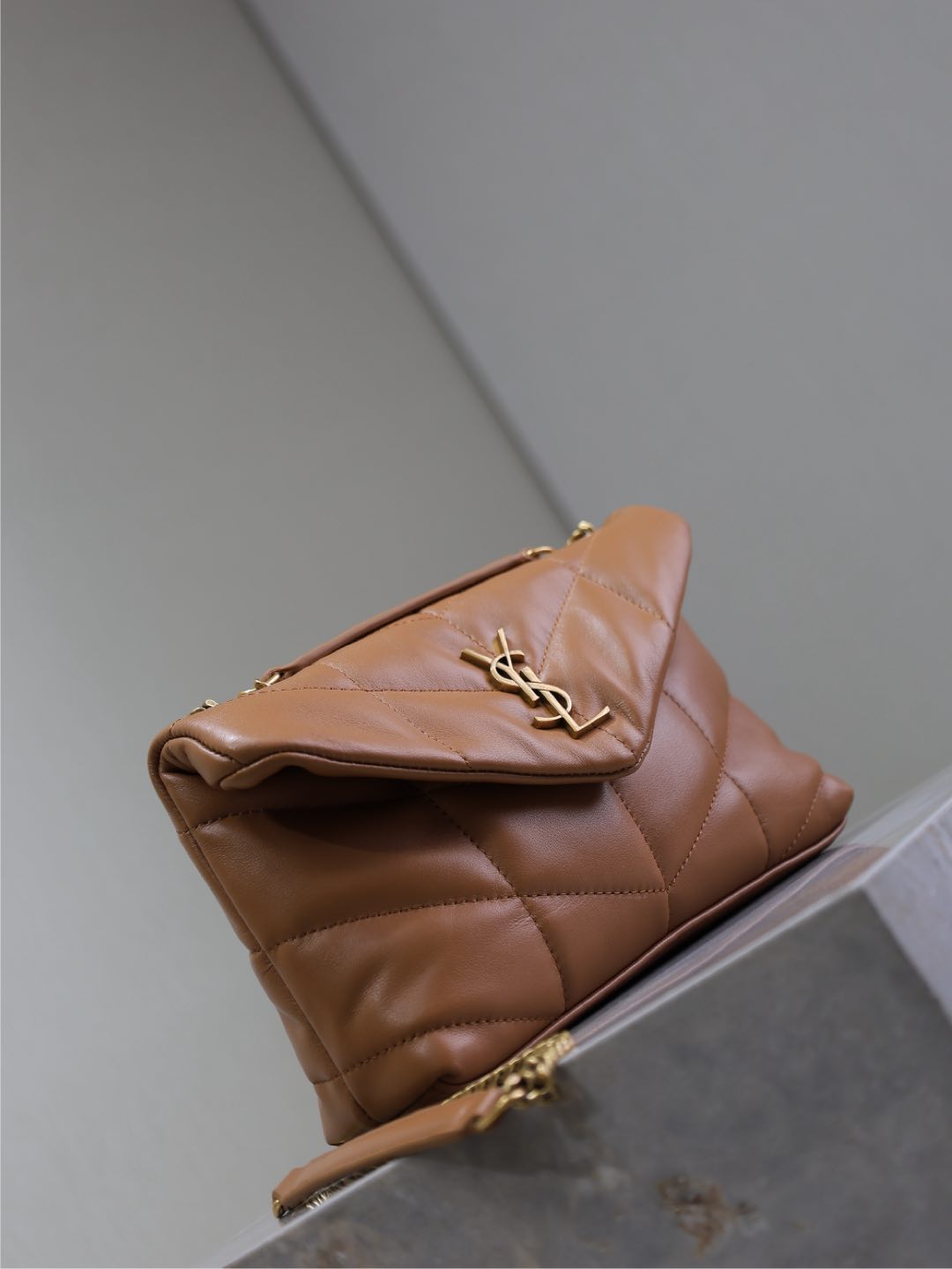 YSL 25S LOULOU PUFFER MINI 23 IN CARAMEL CALFSKIN GOLD HARDWARE