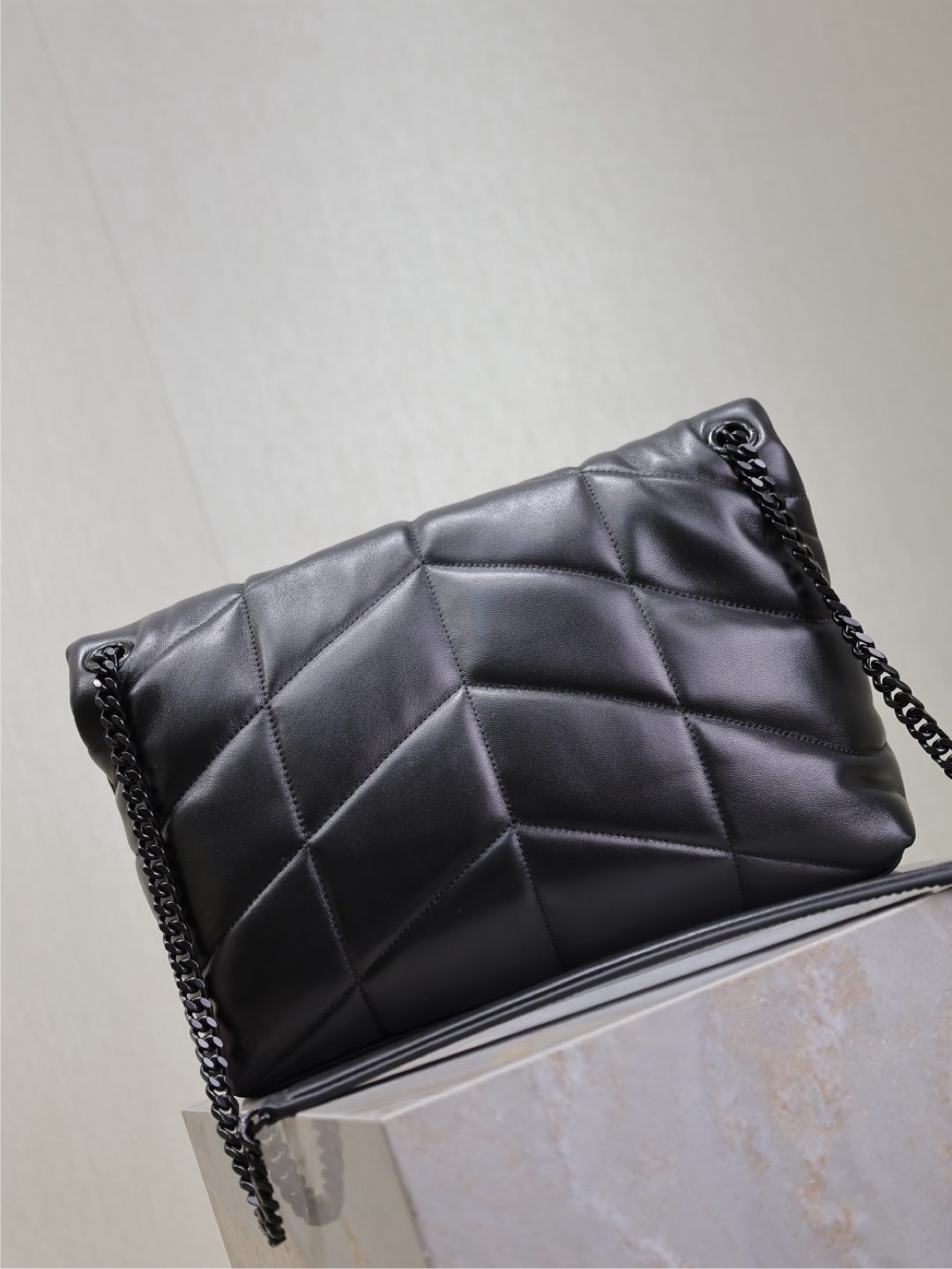 YSL 25S LOULOU PUFFER GM 35 IN BLACK CALFSKIN BLACK HARDWRE