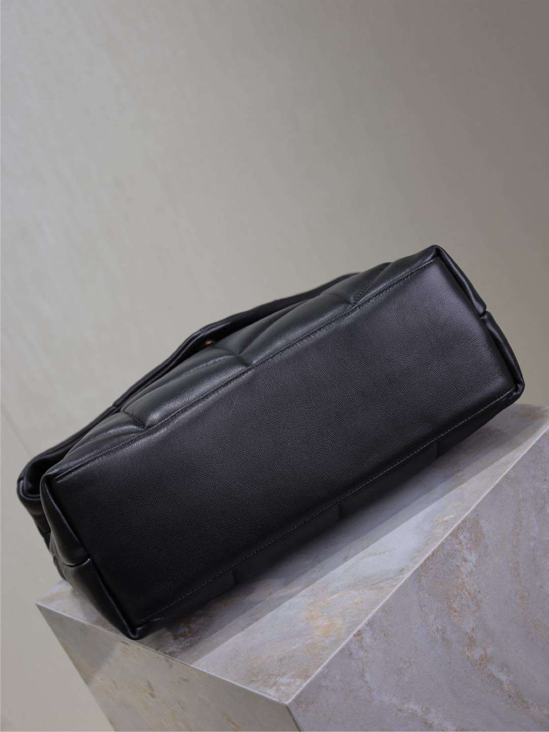 YSL 25S LOULOU PUFFER GM 35 IN BLACK CALFSKIN GOLD HARDWARE