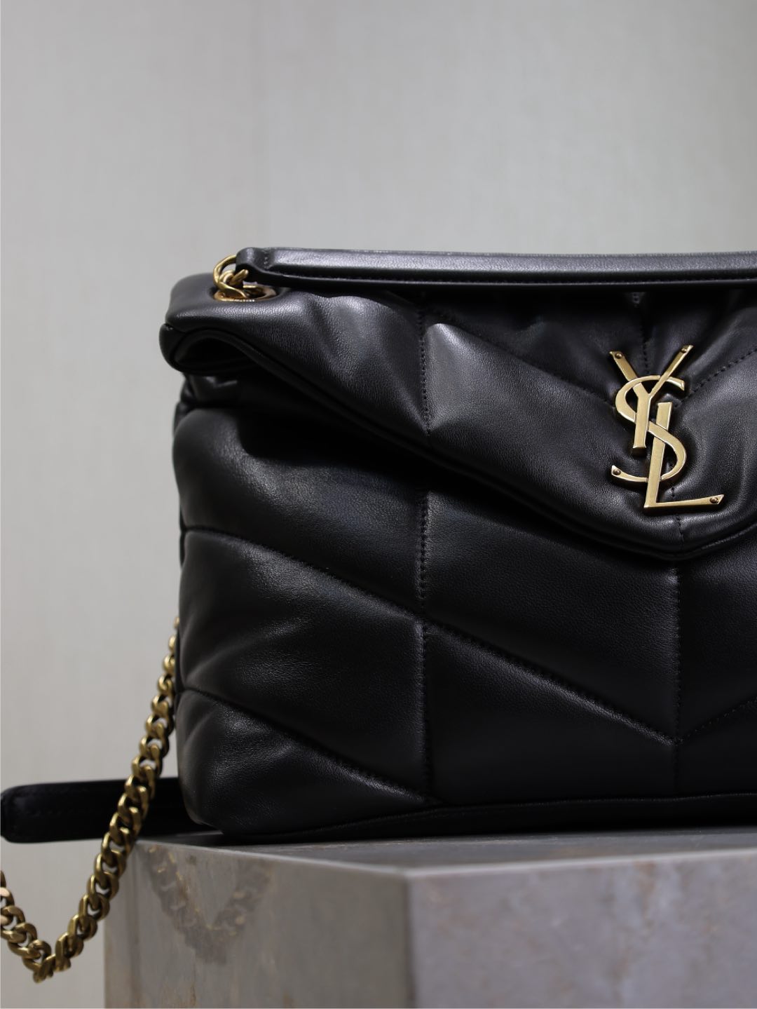 YSL 25S LOULOU PUFFER GM 35 IN BLACK CALFSKIN GOLD HARDWARE