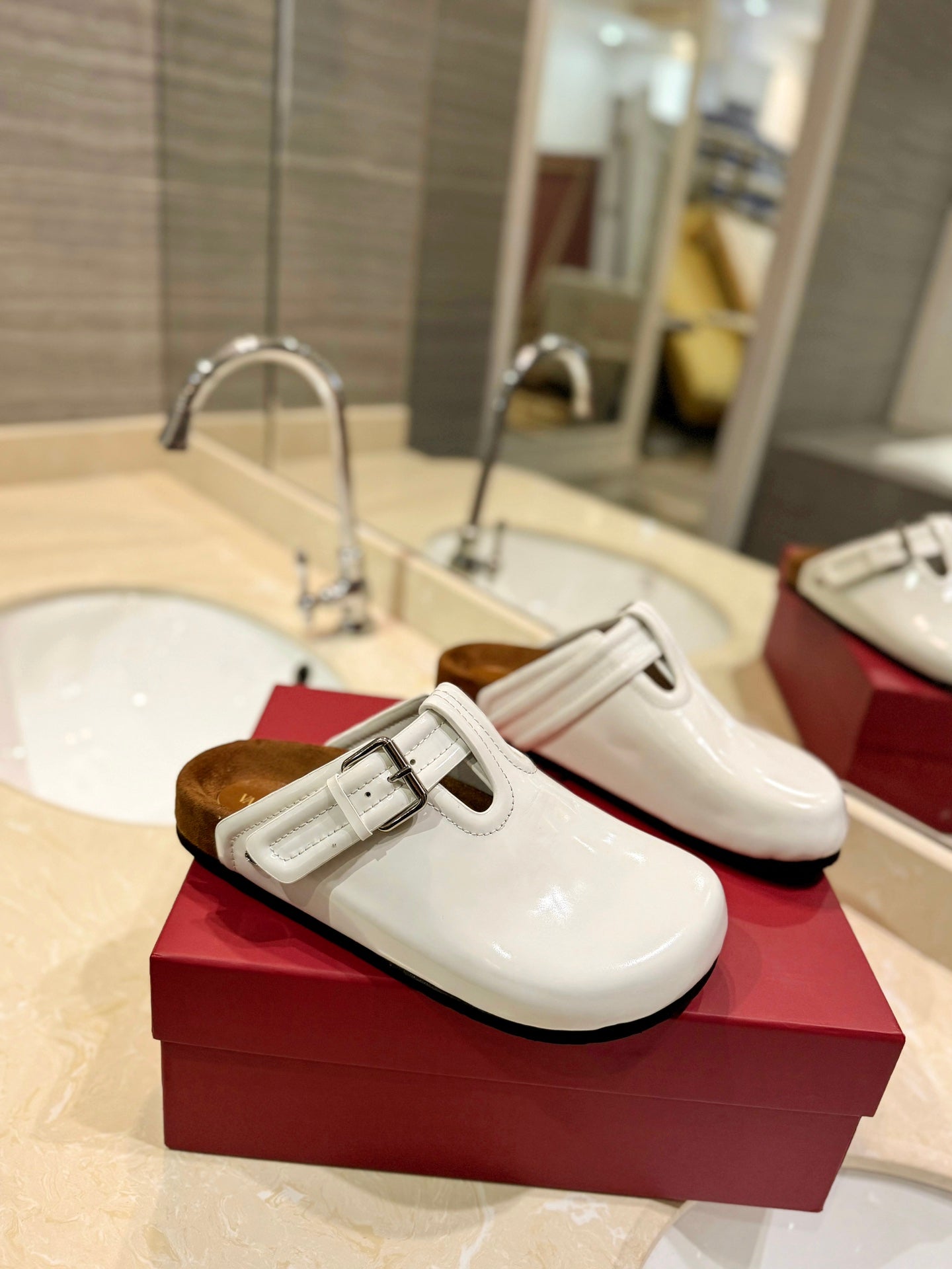 FUSSFRIEND WHITE PATENT CALFSKIN LEATHER SABOT
