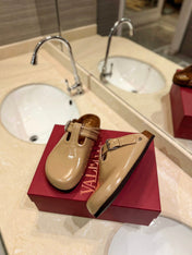 FUSSFRIEND CAMEL BROWN PATENT CALFSKIN LEATHER SABOT
