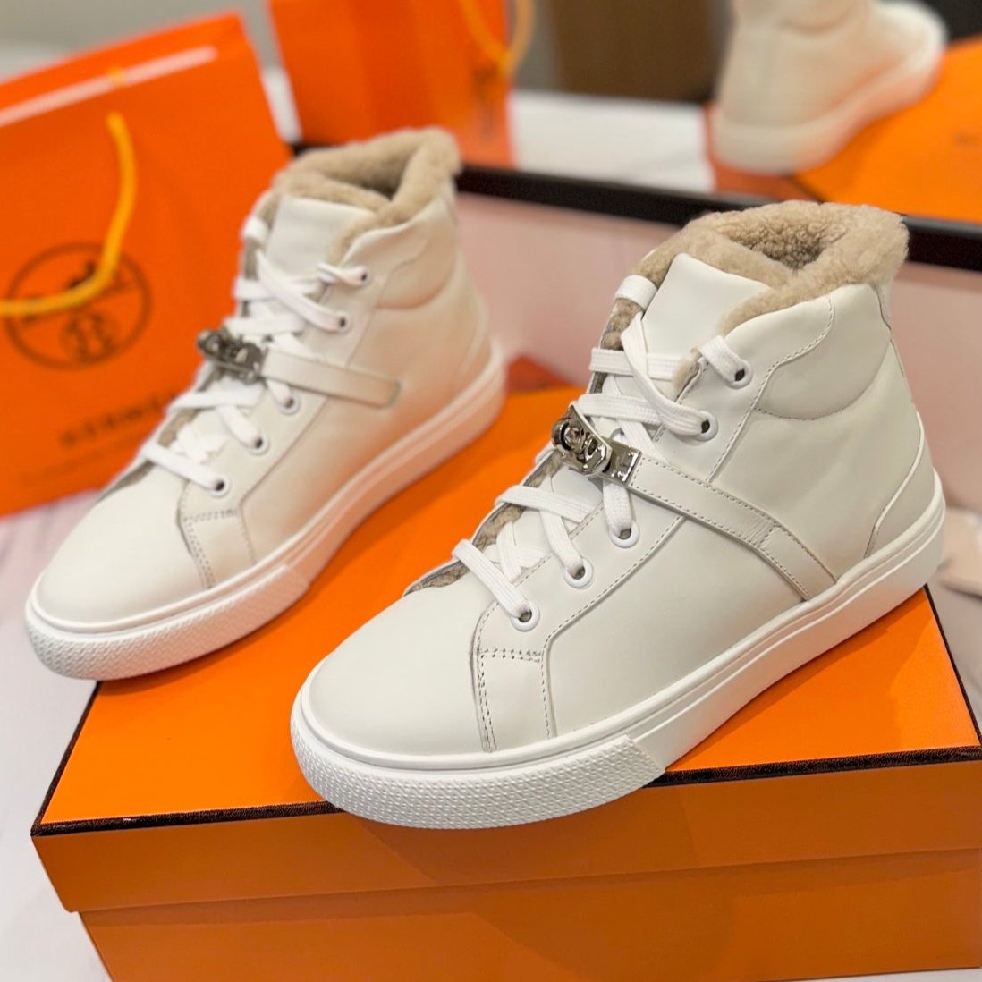 CHEALSEA BOOTS IN WHITE CALFSKIN AND FLEECE LINING