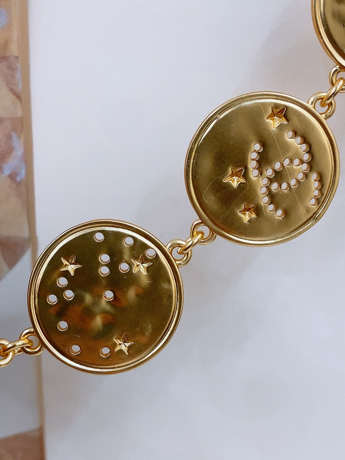 TWISTED CHAIN BELT WITH RHINESTONES AND LOGO PLATE IN GOLD TONE