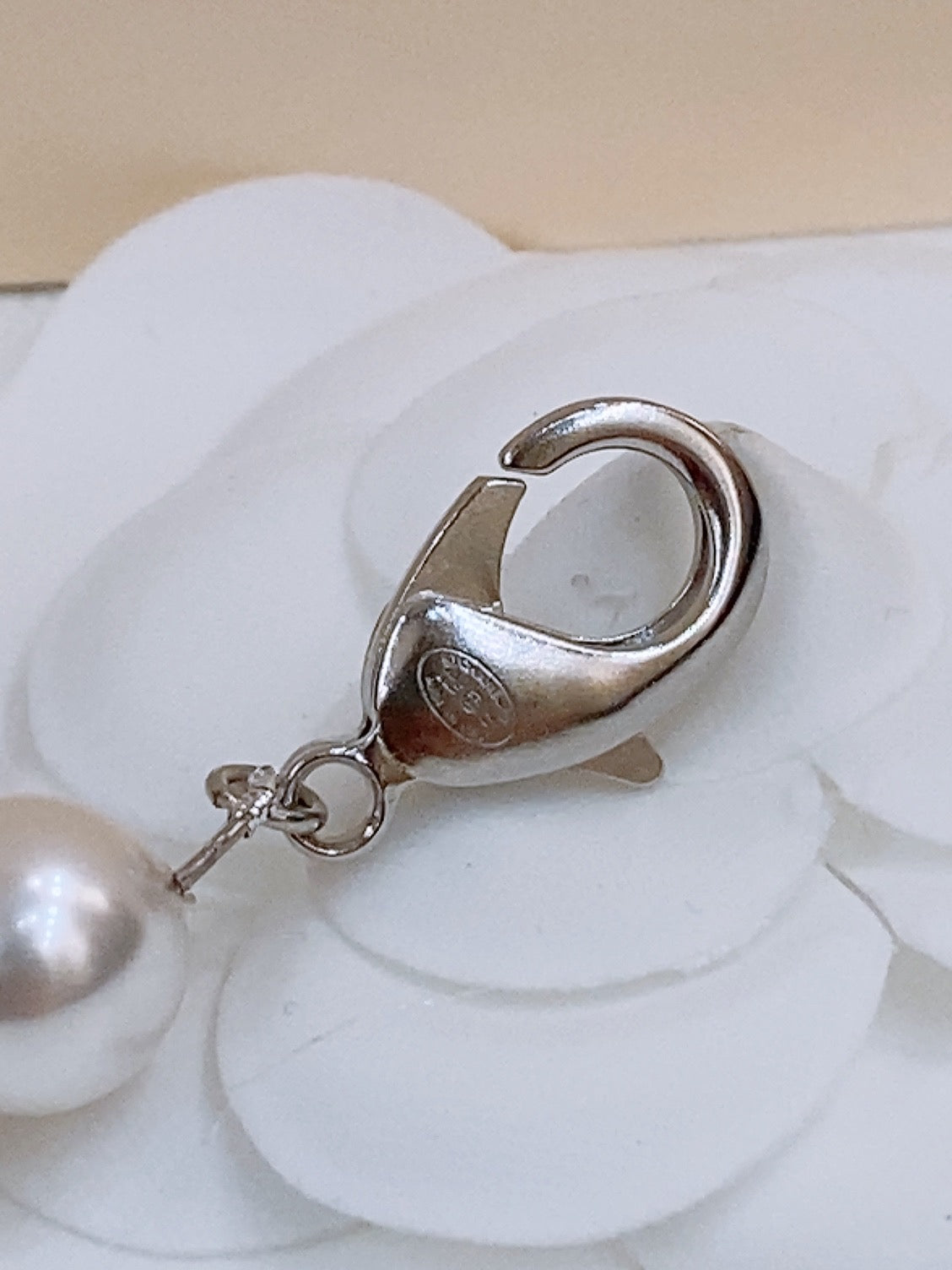 CHAIN BELT IN PEARL AND SILVER METAL