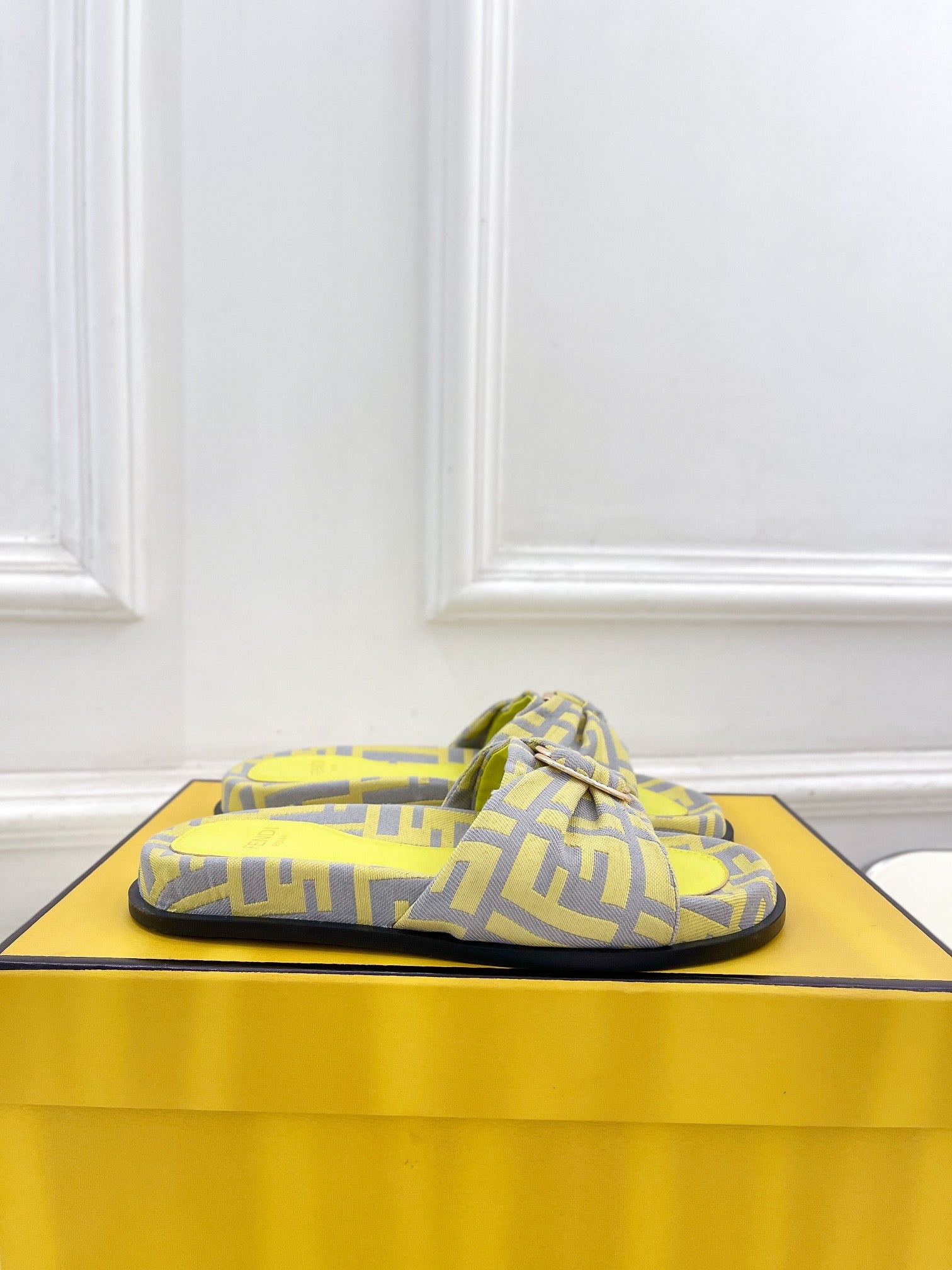 FENDI FLAT SLIPPER IN YELLOW MIX GREY MONOGRAM JACQUARD FABRIC WITH GOLD HARDWARE