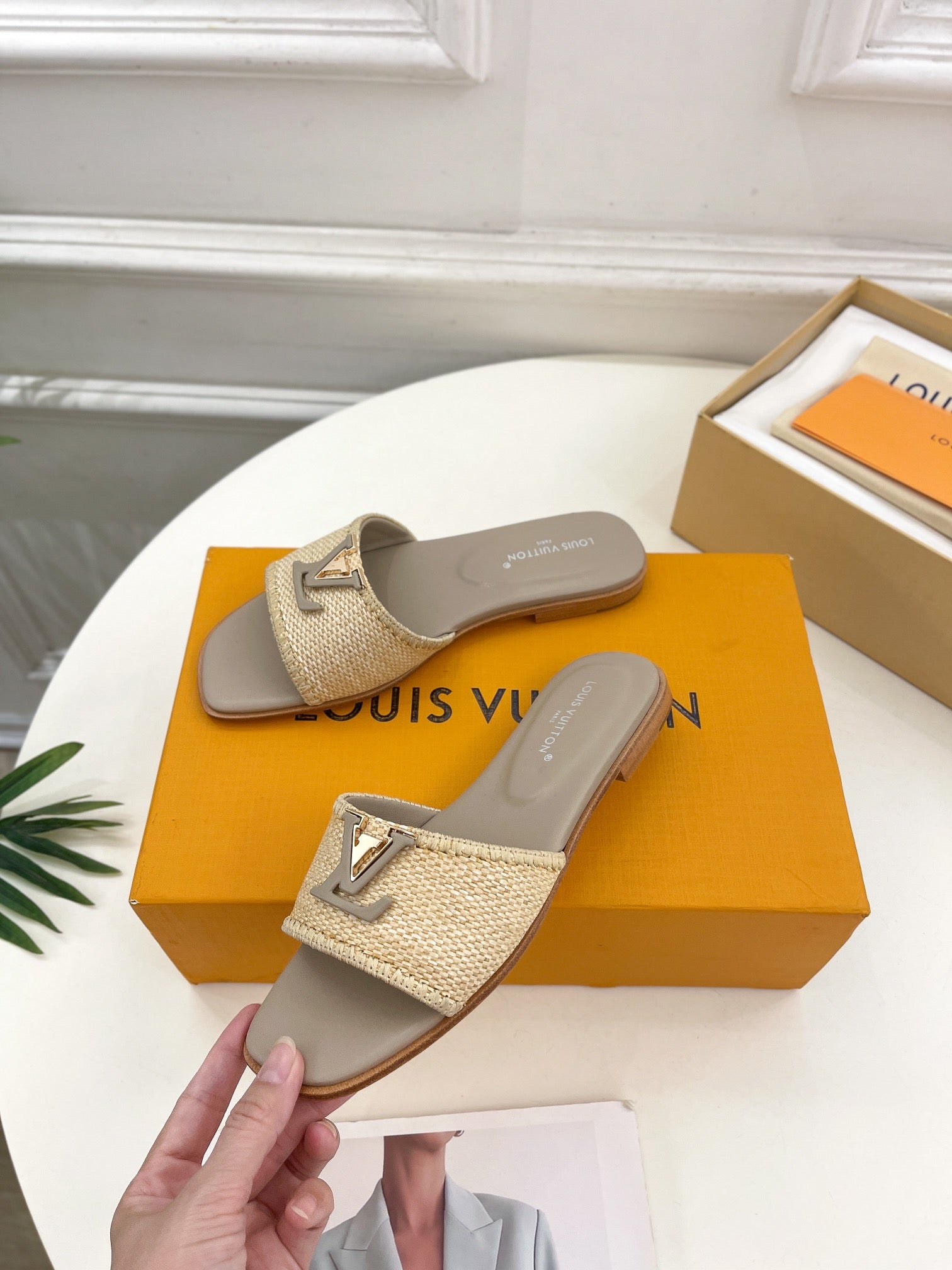 LV WOMEN CAPRI FLAT MULES IN TAN BROWN LEATHER AND RAFFIA
