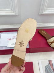 GARAVANI V LOGO SIGNATURE SLIDE IN BEIGE RAFFIA AND BROWN CALFSKIN