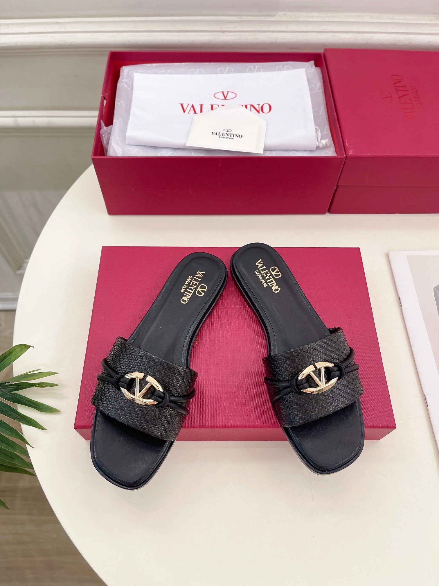 GARAVANI V LOGO SIGNATURE SLIDE IN BLACK RAFFIA AND CALFSKIN