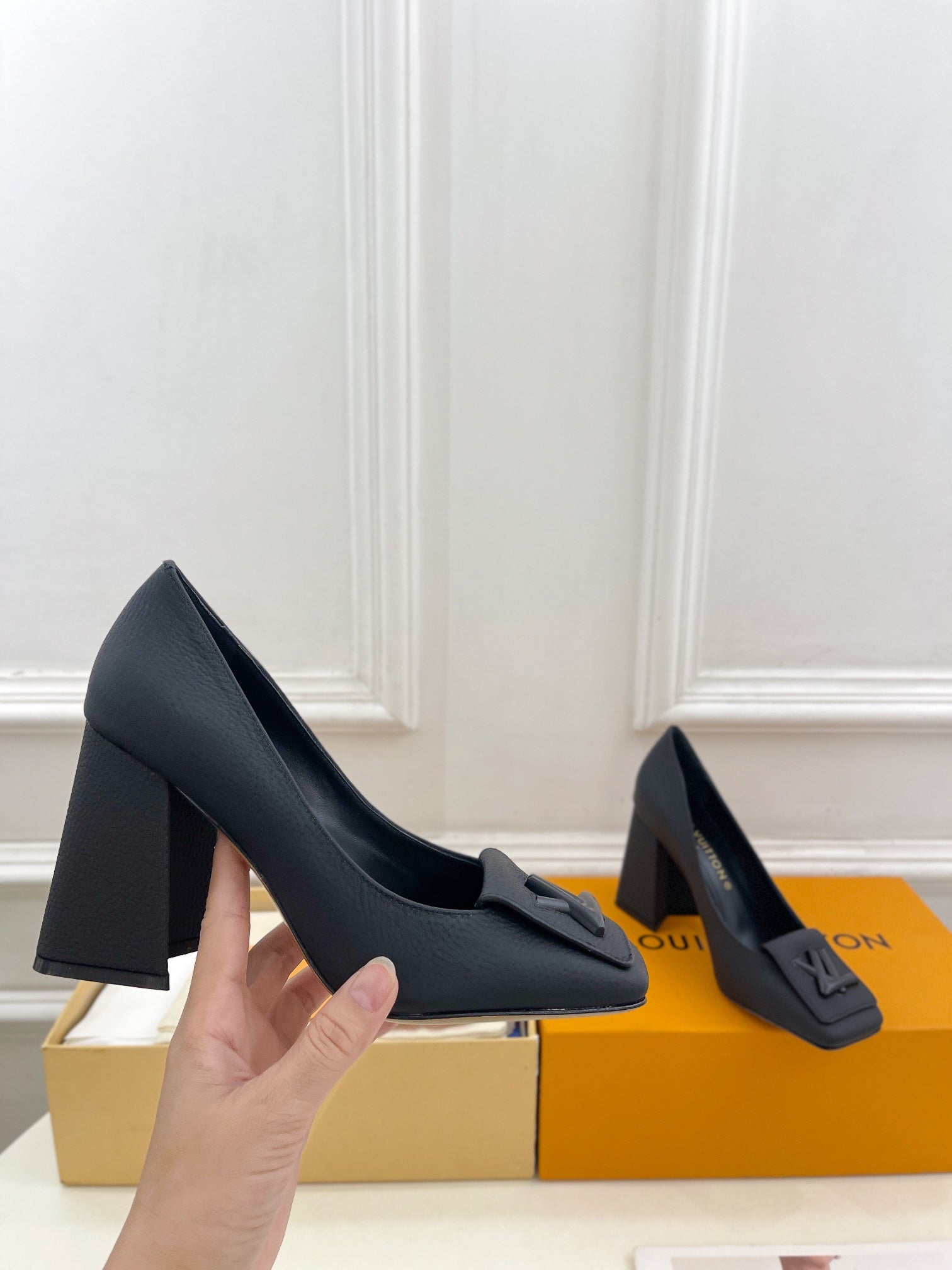 SHAKE PUMP BLOCK HEEL 9 CM SANDALS IN BLACK PEPPLE CALFSKIN