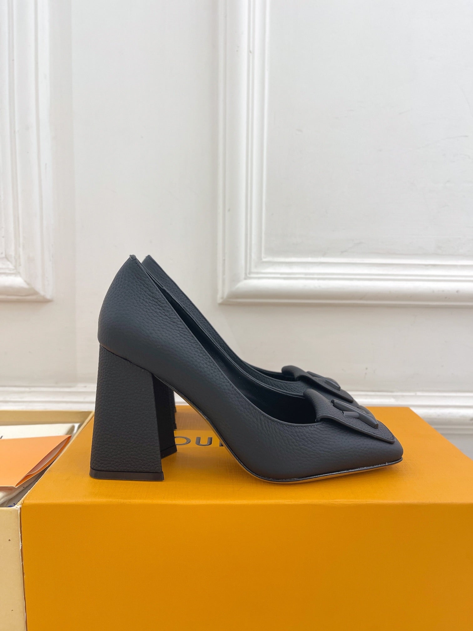 SHAKE PUMP BLOCK HEEL 9 CM SANDALS IN BLACK PEPPLE CALFSKIN