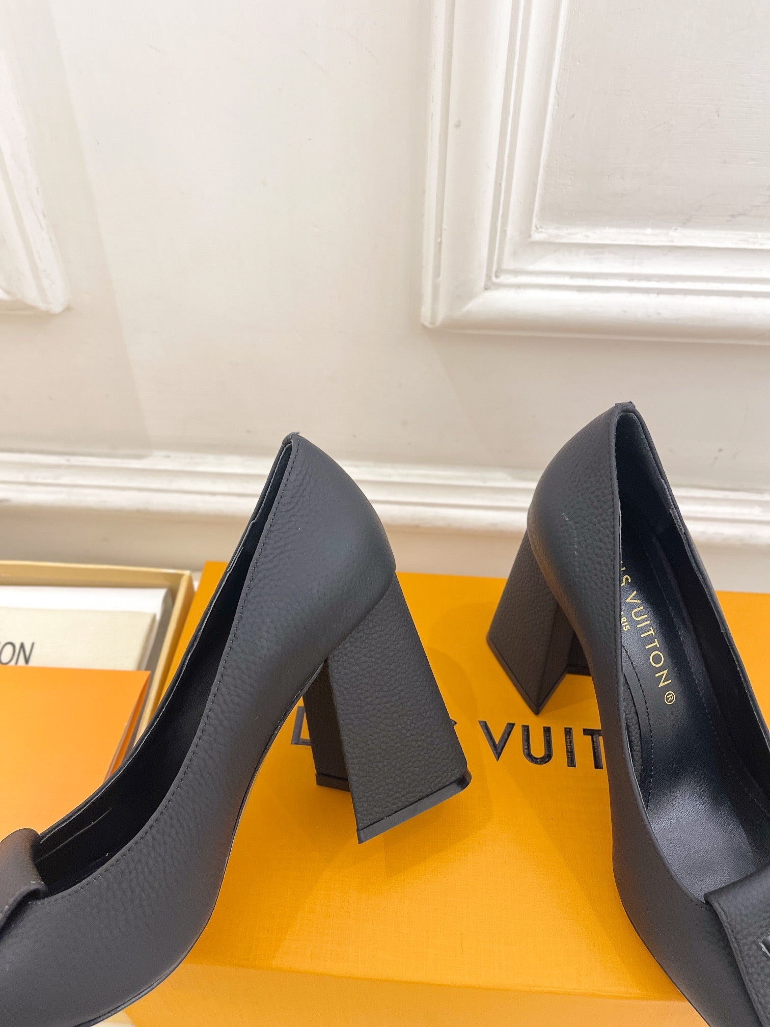 SHAKE PUMP BLOCK HEEL 9 CM SANDALS IN BLACK PEPPLE CALFSKIN