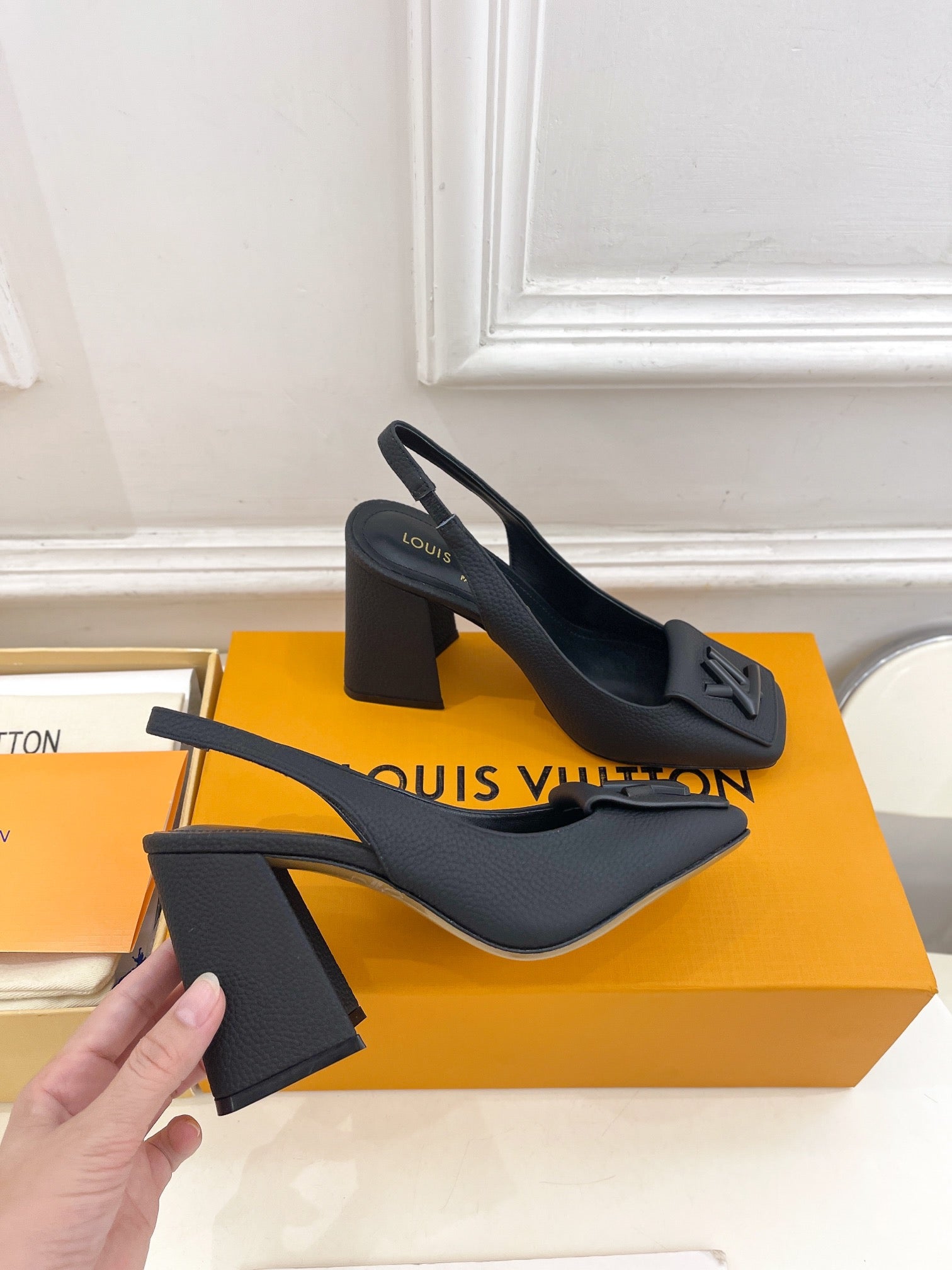 SHAKE SQUARE-TOE BLOCK HEEL 9 CM SANDALS IN BLACK PEPPLE CALFSKIN