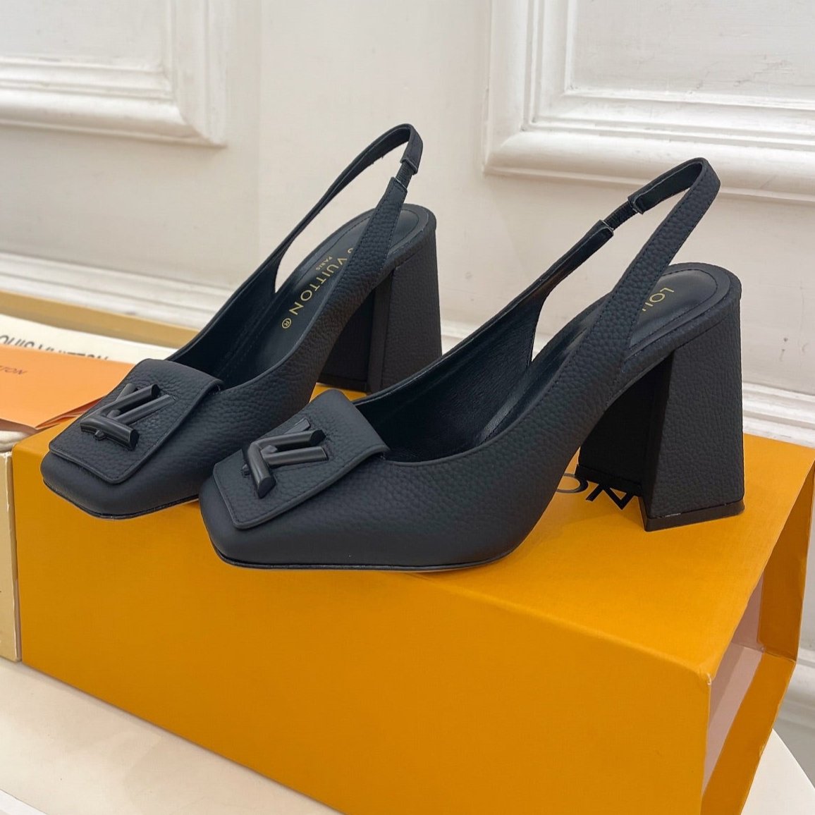 SHAKE SQUARE-TOE BLOCK HEEL 9 CM SANDALS IN BLACK PEPPLE CALFSKIN