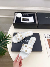 CHANEL 26S FLAT SANDALS IN WHITE LAMBSKIN CHARM-DECORATED