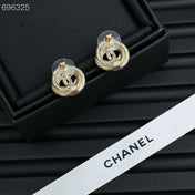 25S TWISTED RIBBED DOUBLE C STUD EARRINGS IN GOLD METAL