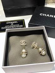 CHANEL 26S DOUBLE C LOGO PAVE CRYSTAL DROP EARRINGS WITH PEARL CHARM IN GOLD METAL 633339